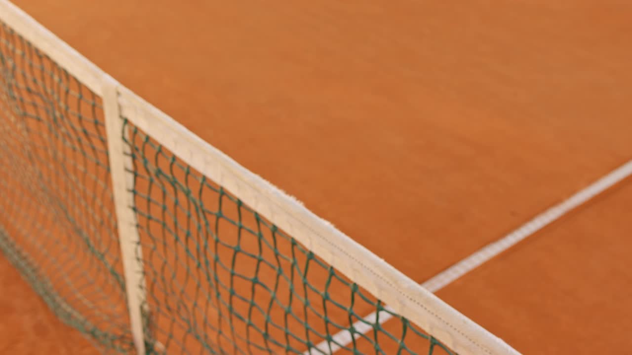 两名网球运动员在网球场的网上方握手视频素材