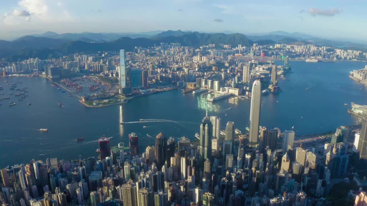 鸟瞰夕阳下的香港城市和维多利亚港视频下载