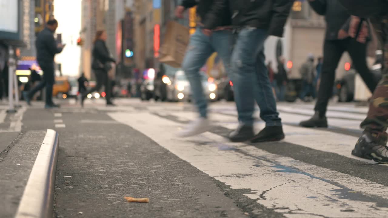 穿过纽约时代广场的上班族视频下载