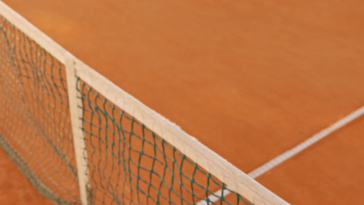 两个网球运动员隔着网在网球场上握手视频素材