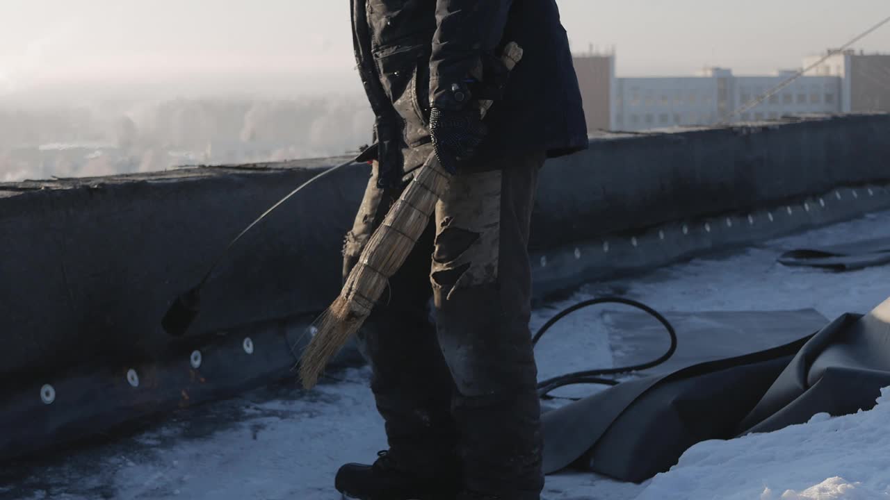北,北极。一名工人用丙烷气瓶生火取暖。气球蒸发了视频下载
