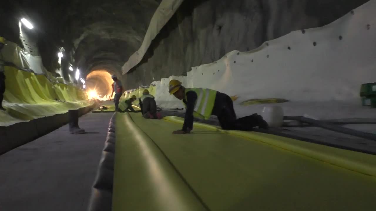 机械师们正在为钻孔隧道做防水技术。视频下载