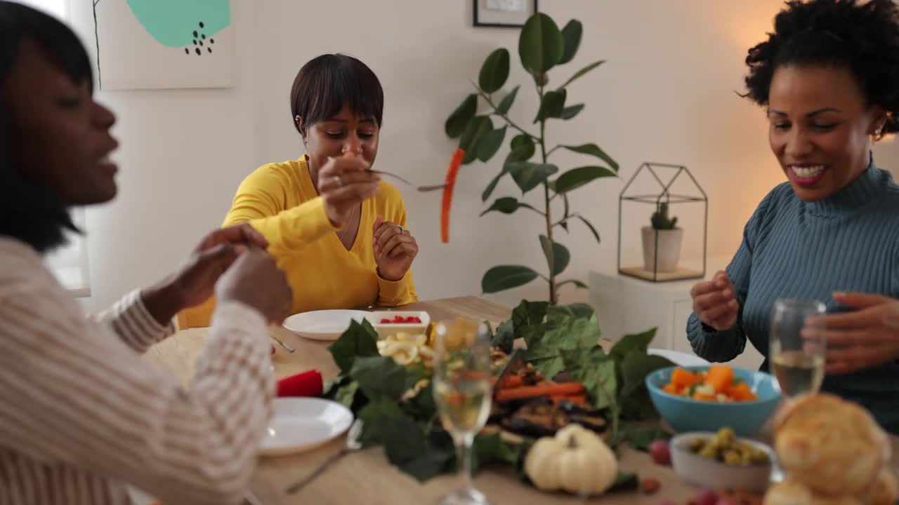 三个女性朋友在家里吃素食午餐时分享食物视频下载