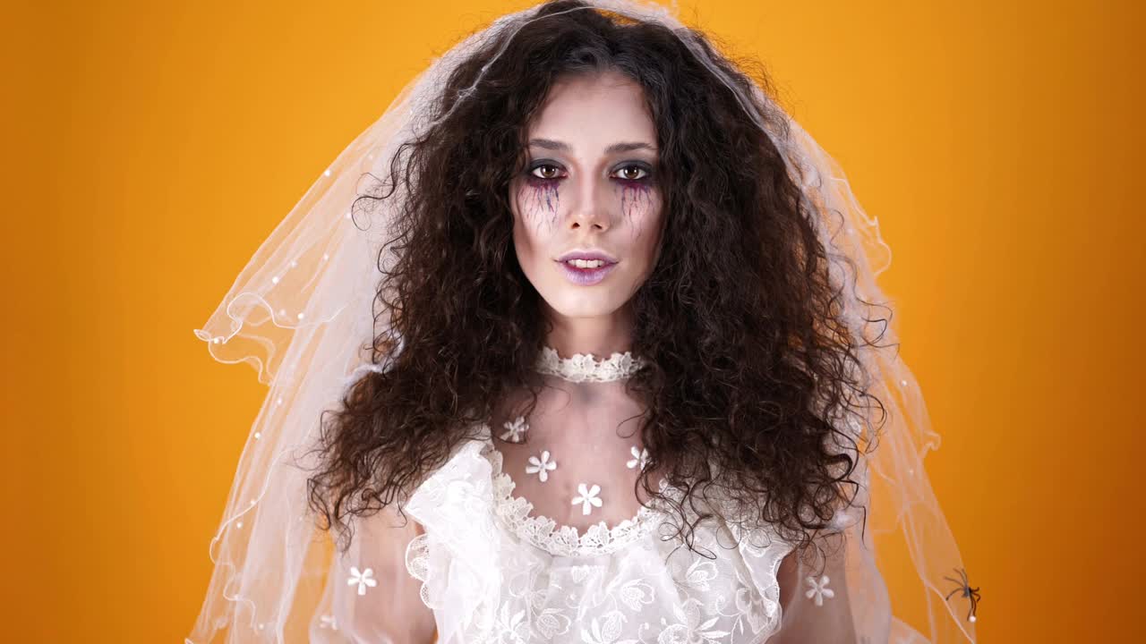 惊喜的死亡新娘在万圣节穿着婚纱和化妆庆祝视频素材