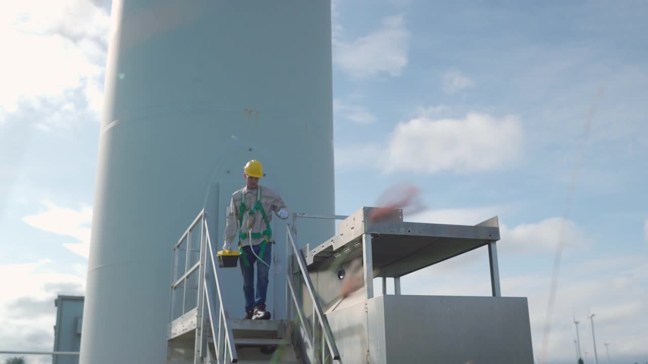 工程师检查和维护风力发电机组。视频下载