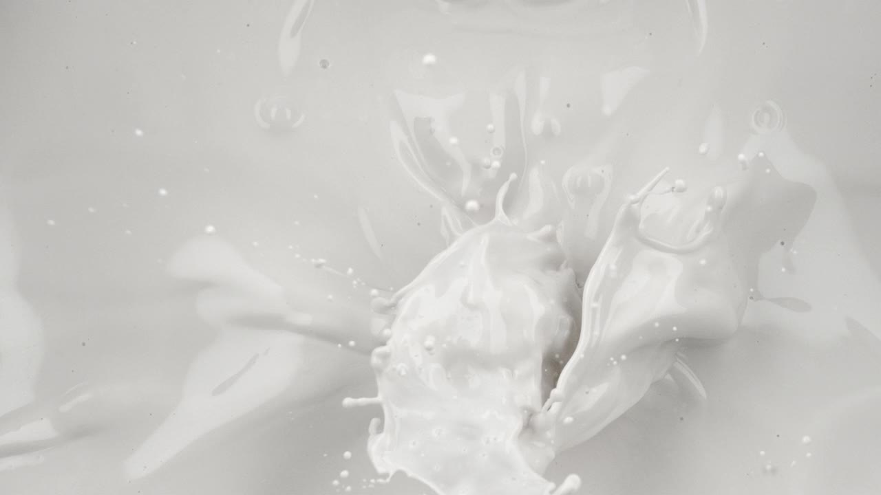 牛奶在超级慢动作飞溅。使用幻影Flex 4K相机拍摄。视频下载