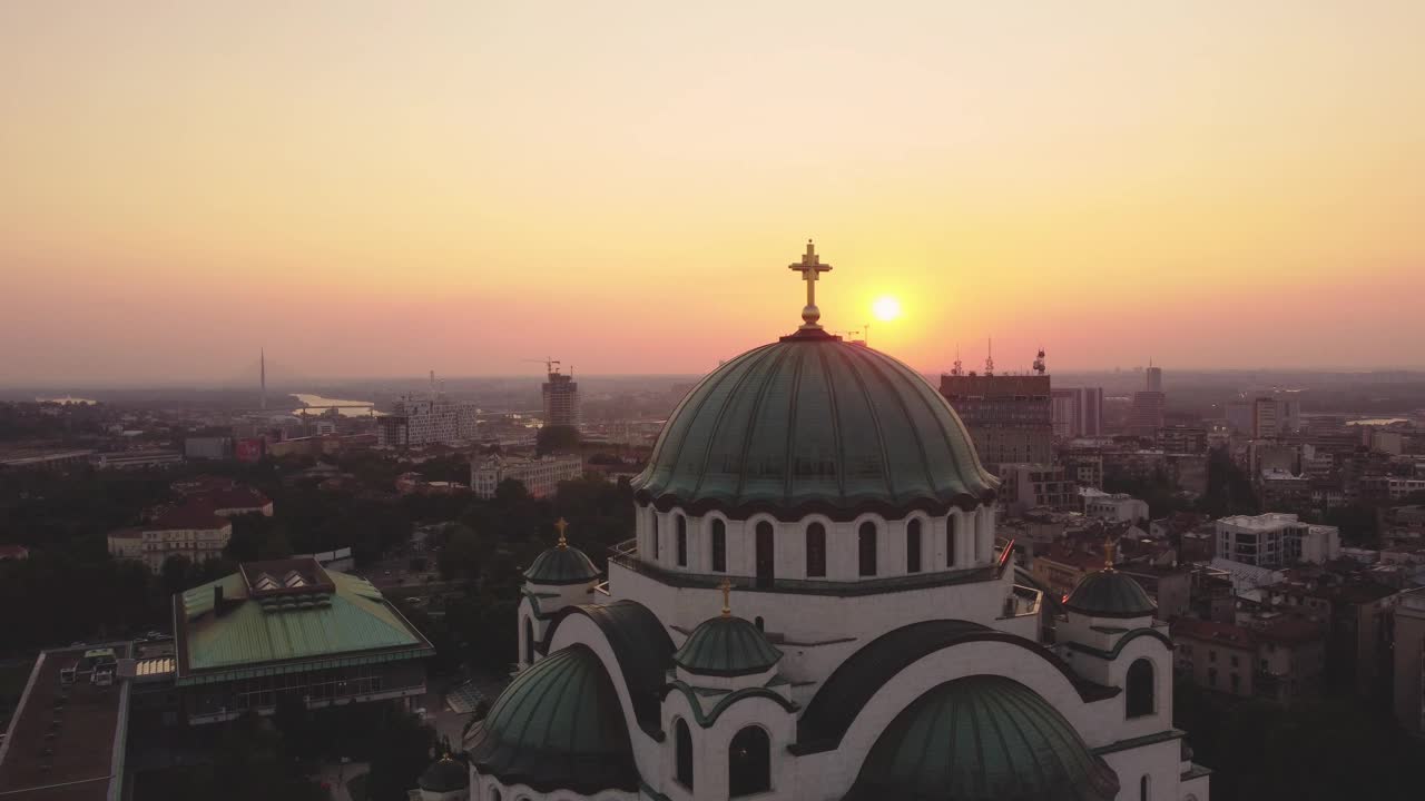 无人机拍摄的塞尔维亚贝尔格莱德圣萨瓦教堂，世界上最大的东正教教堂之一。视频下载