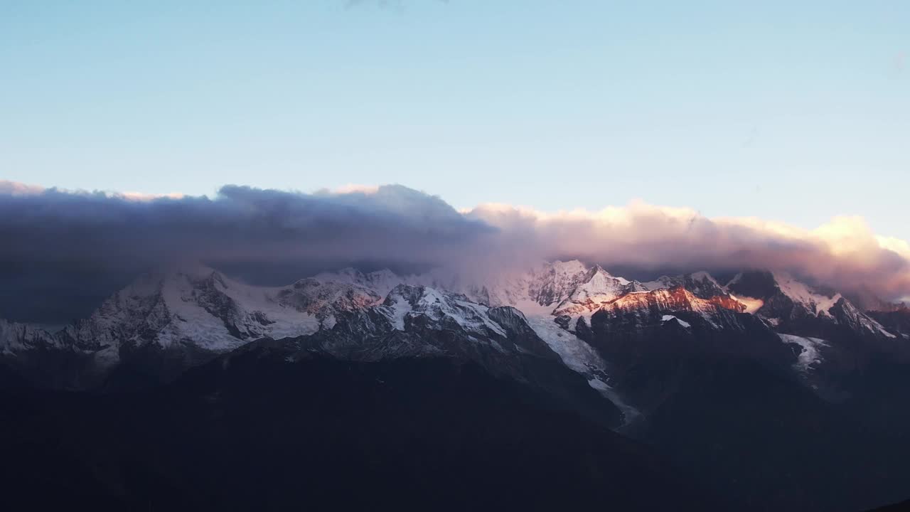 鸟瞰图雪山在日出视频素材