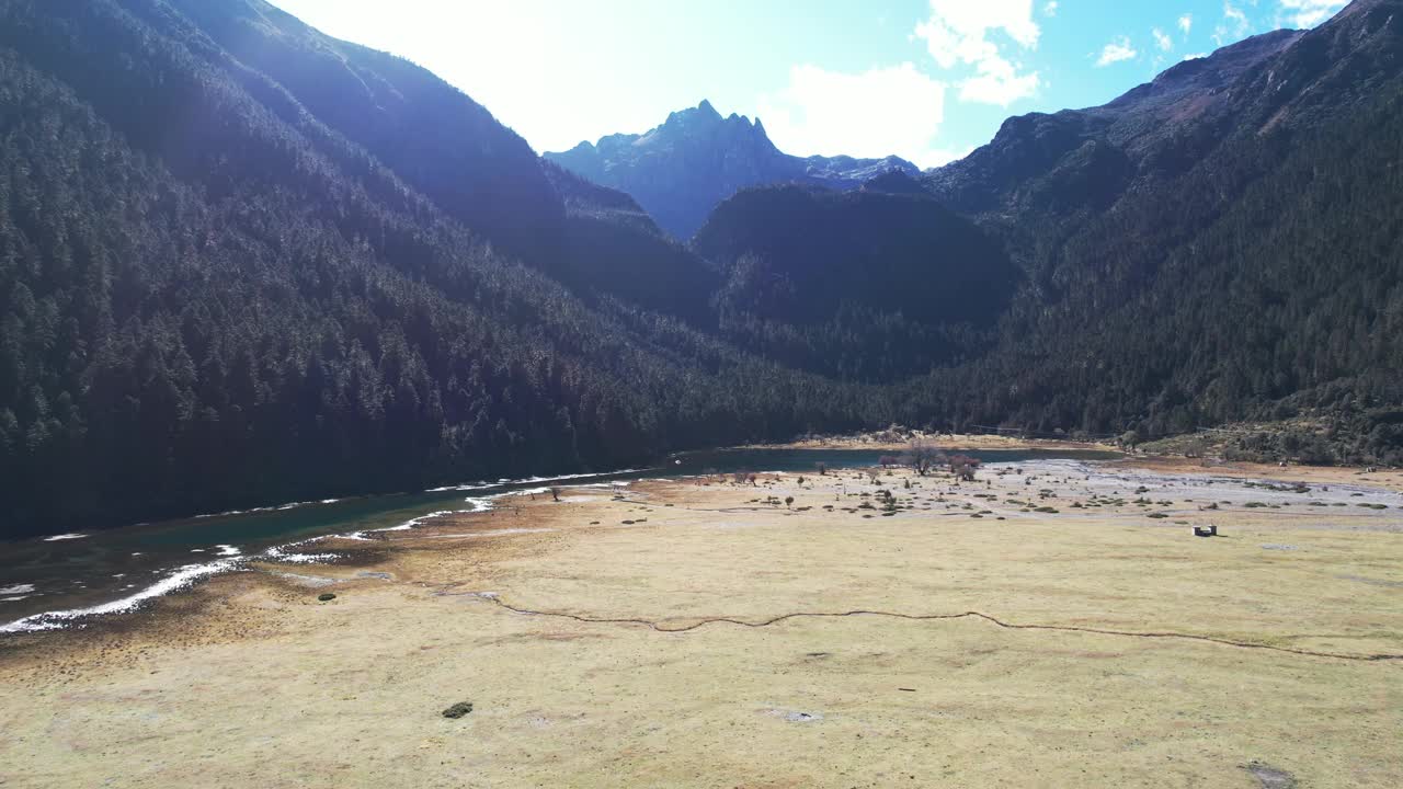高地湖和山脉的鸟瞰图视频素材