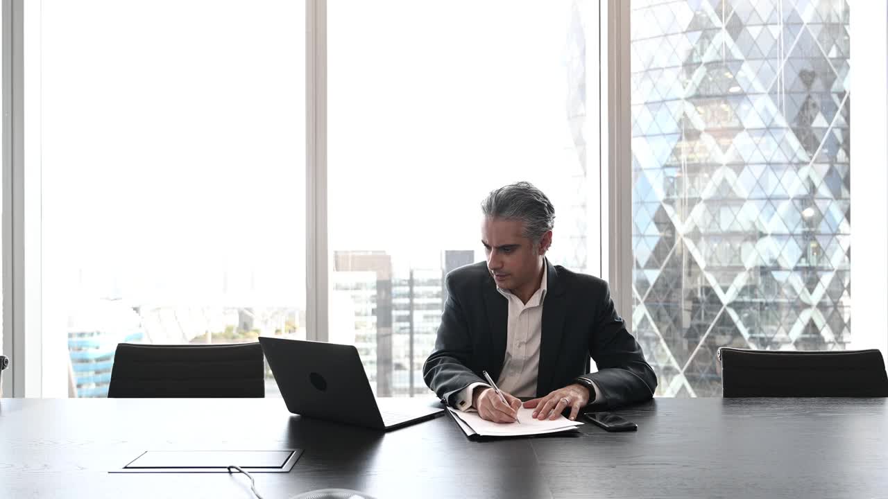 在现代办公室工作和思考的英国金融家视频下载