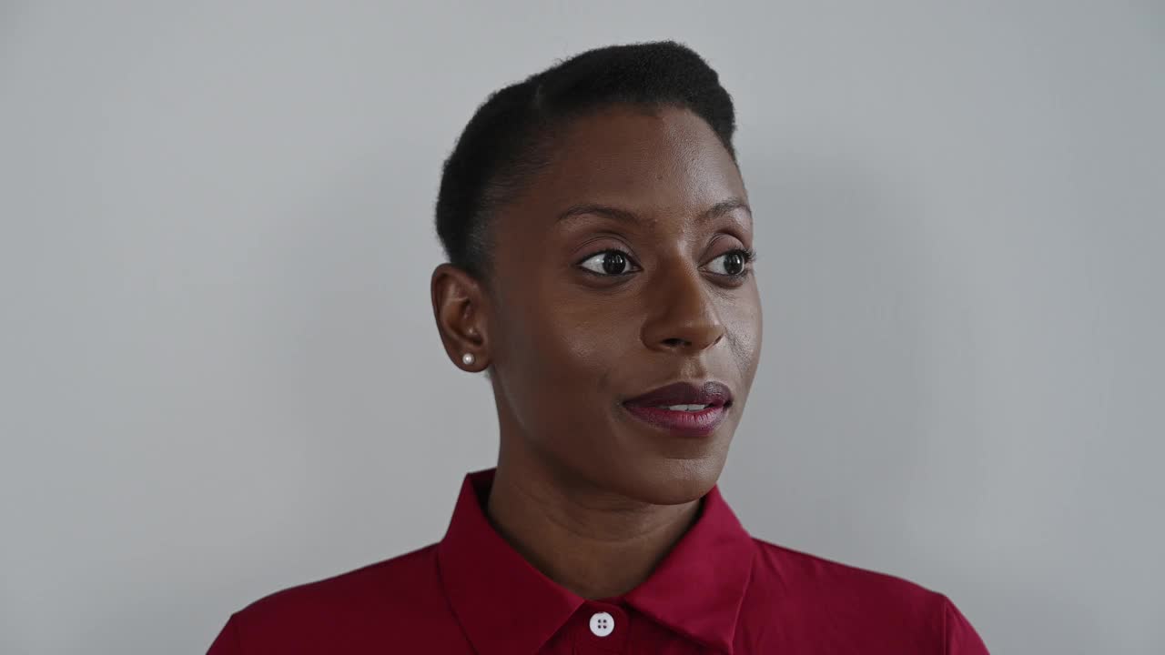 30多岁黑人女商人的室内肖像视频素材