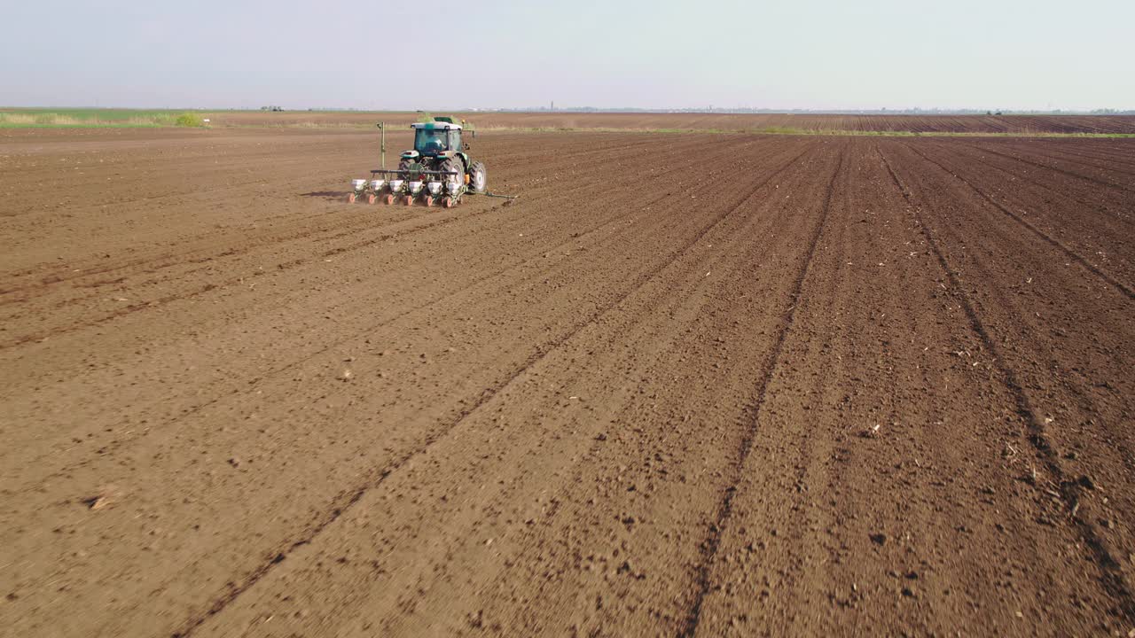 农民用拖拉机在耕地上播种大豆视频素材