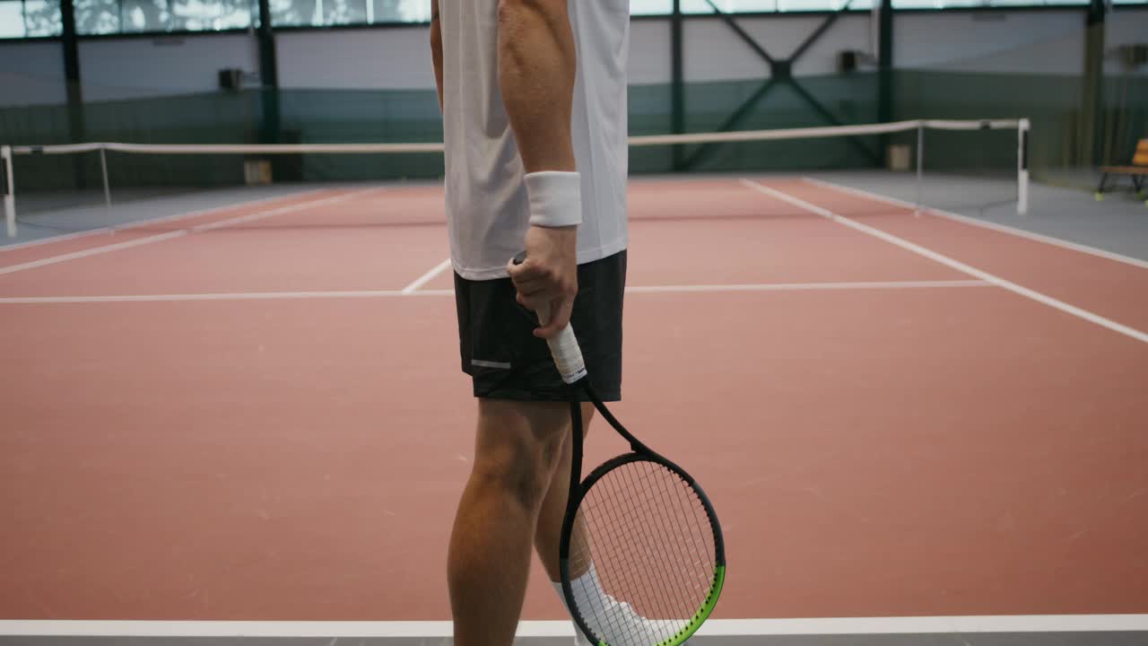 网球单打训练，用球拍越过网投网球视频下载