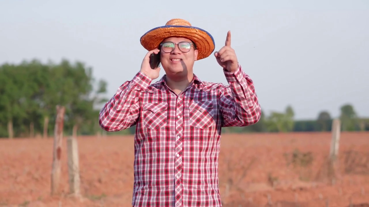 亚洲成年农民眼镜男子智能手机与客户和朋友打电话视频下载