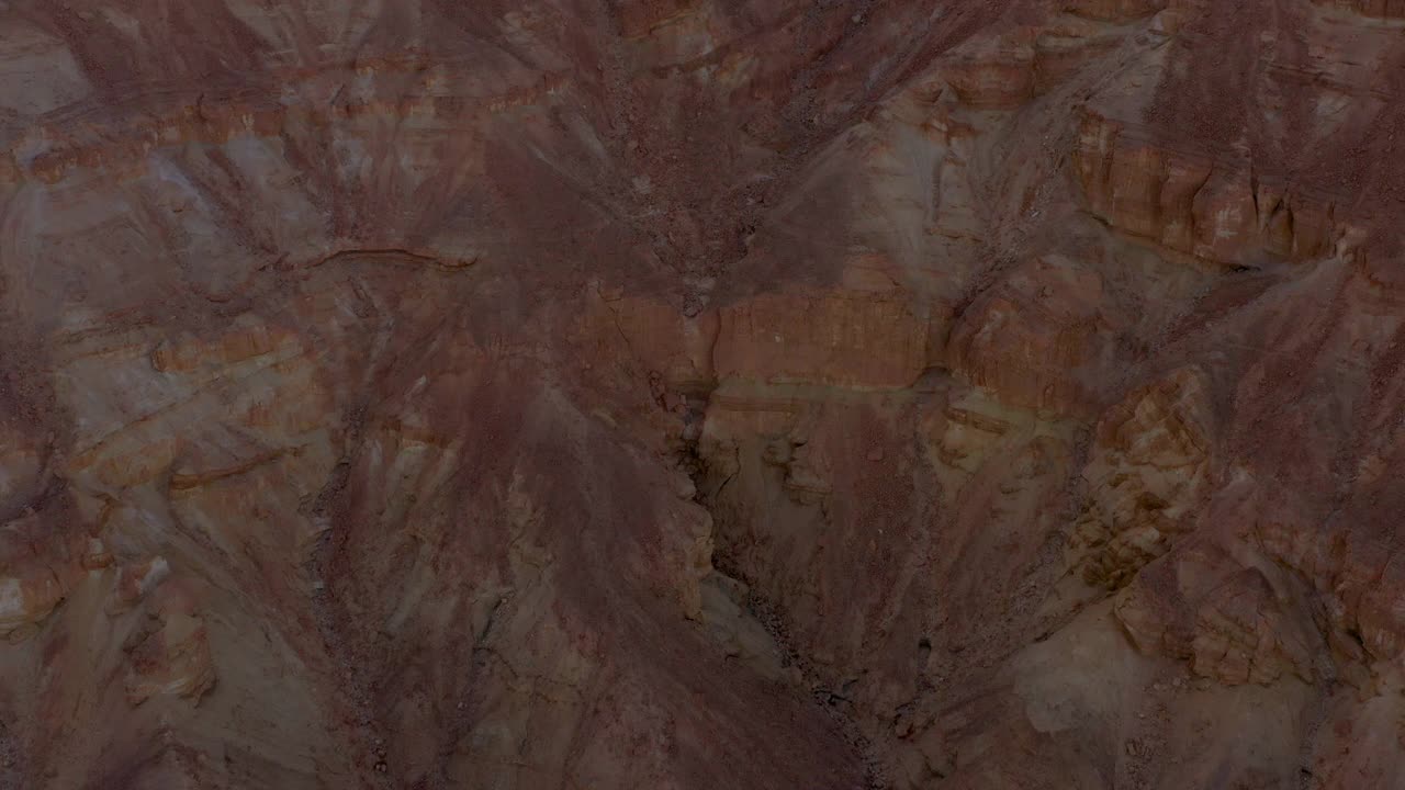 空中向前拍摄的美丽的棕色山脉，人们在沙漠度假-沙哈拉特，以色列视频下载