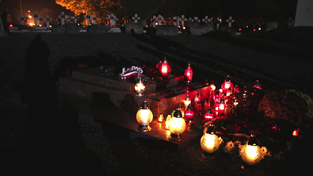 灯笼在墓地在满月夜背景，万圣节的概念。视频下载