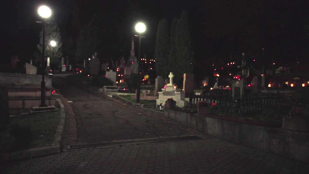 墓地墓地全景图。轮廓墓碑。万圣节的主题。视频下载