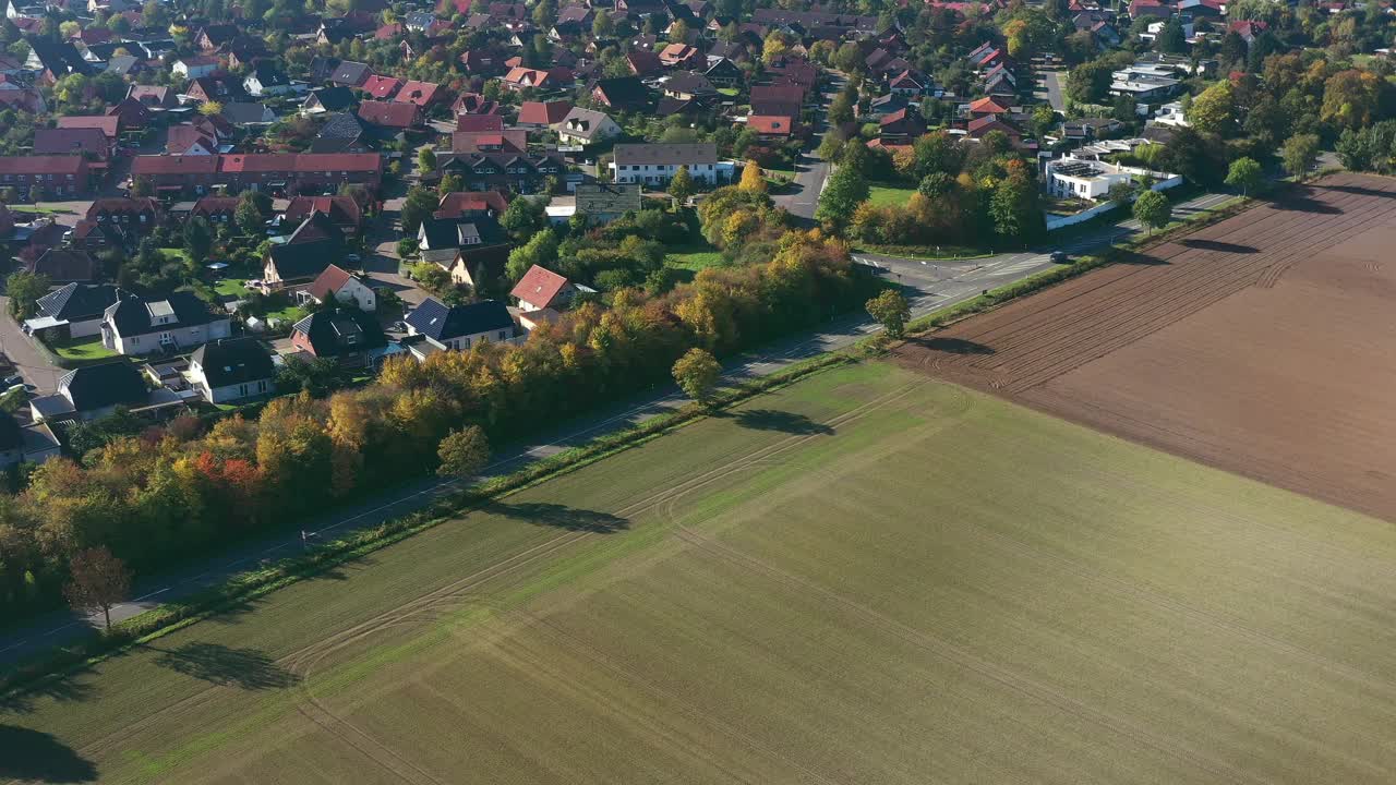 从空中俯瞰德国郊区边缘的家庭住宅和小花园视频素材