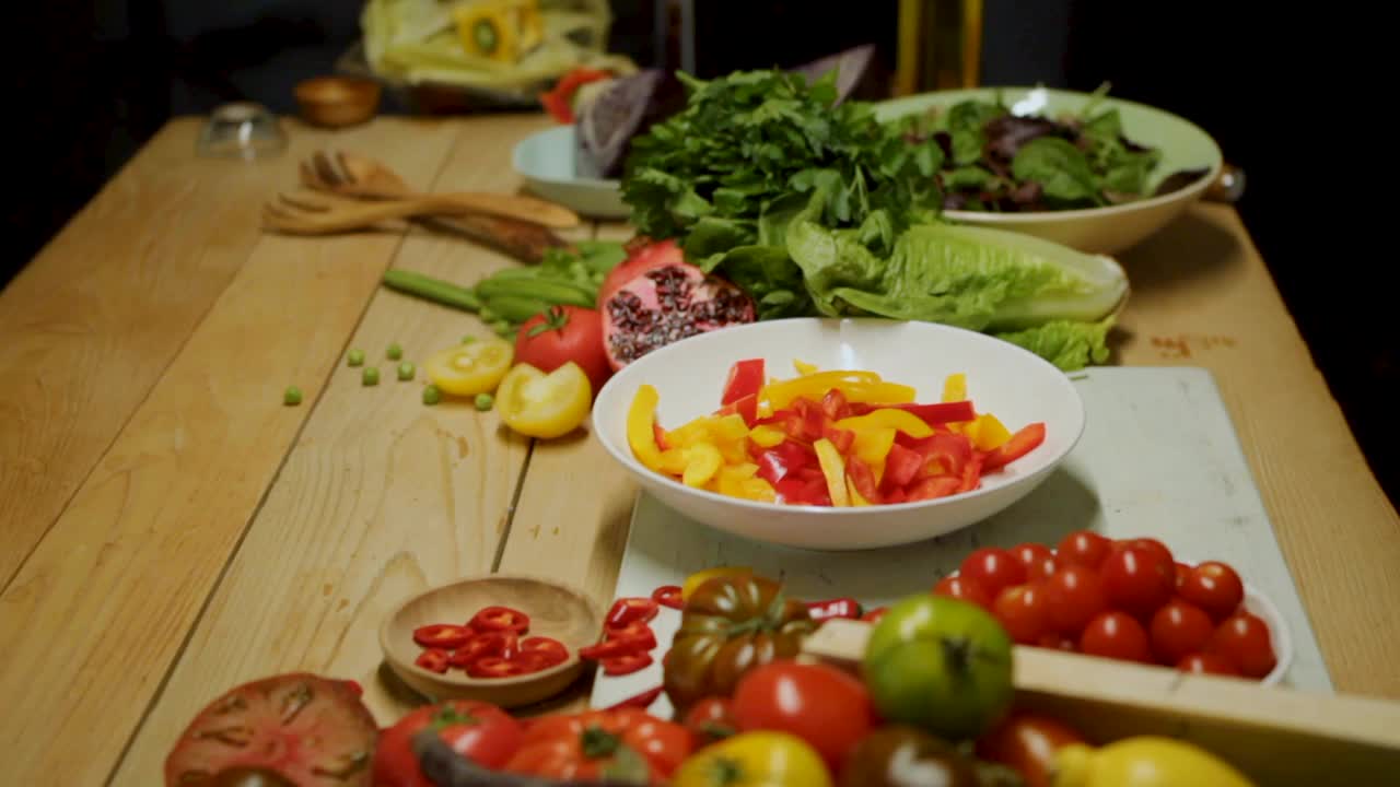手持剪辑:相机焦点的变化，健康食品的选择视频下载
