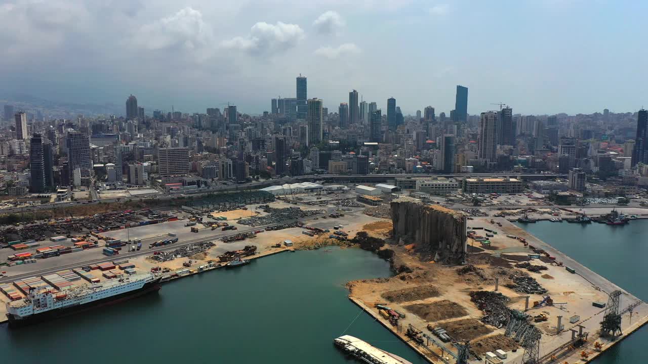 空中美丽的住宅建筑在城市，无人机飞行在海上港口-贝鲁特，黎巴嫩视频下载