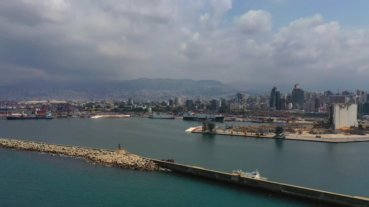 空中美丽的城市贝鲁特港拍摄，无人机在海上向前飞行视频素材