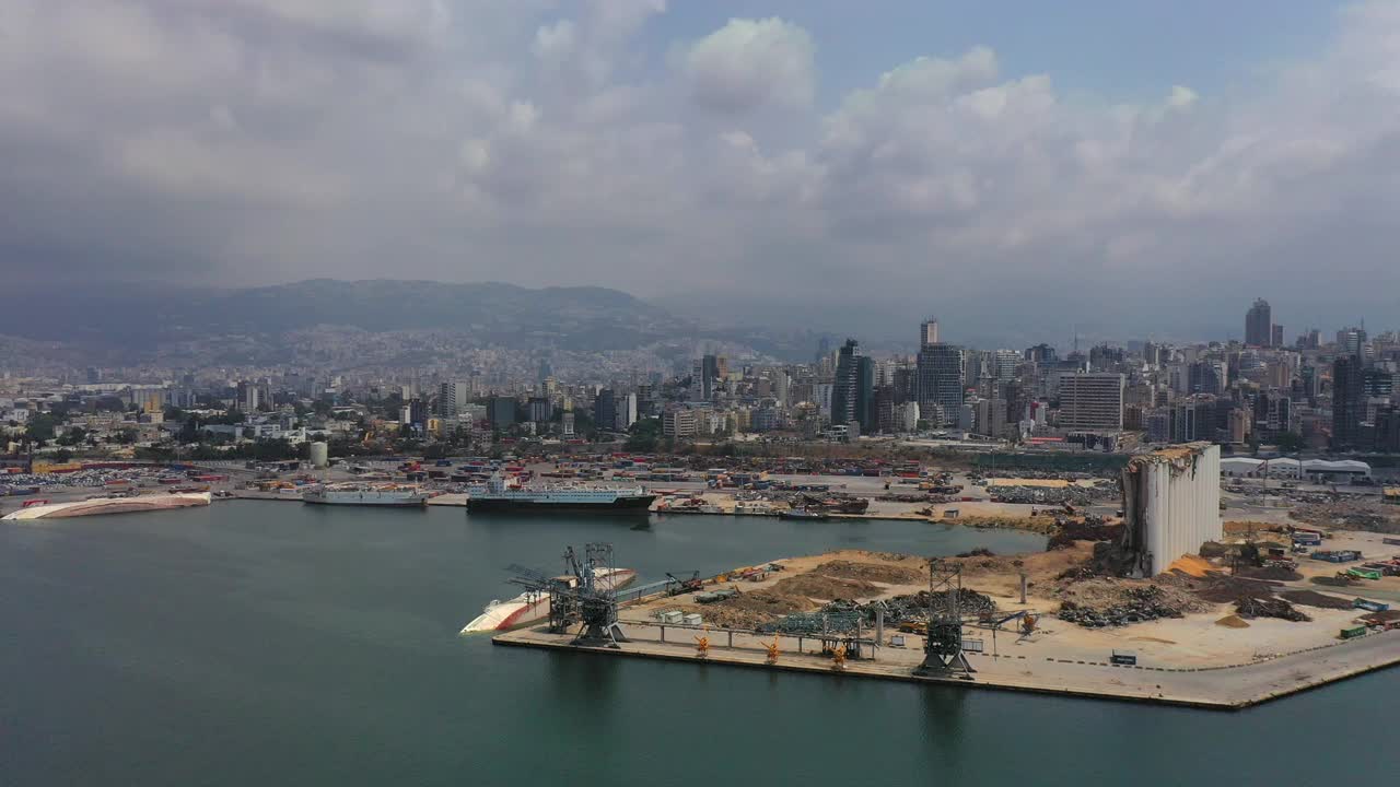空中拍摄的贝鲁特港口在城市，无人机飞行向前越过海视频下载