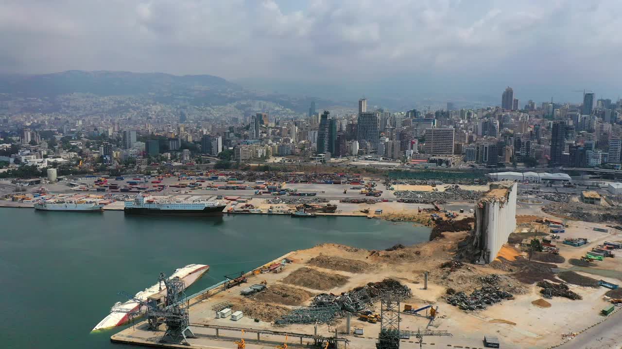 天空阴天下城市海上港口的高空建筑工地-黎巴嫩贝鲁特视频素材