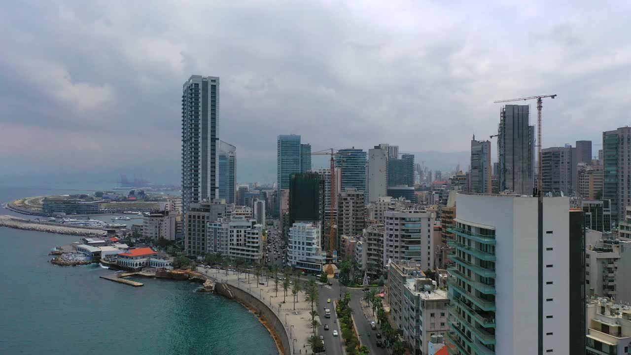 空中美丽的城市高层住宅楼，无人机飞越海上-贝鲁特，黎巴嫩视频下载