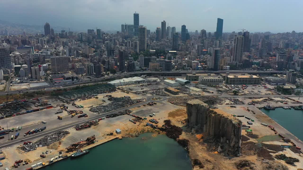 贝鲁特港口的空中建筑工地，无人机在海上向前飞行视频下载