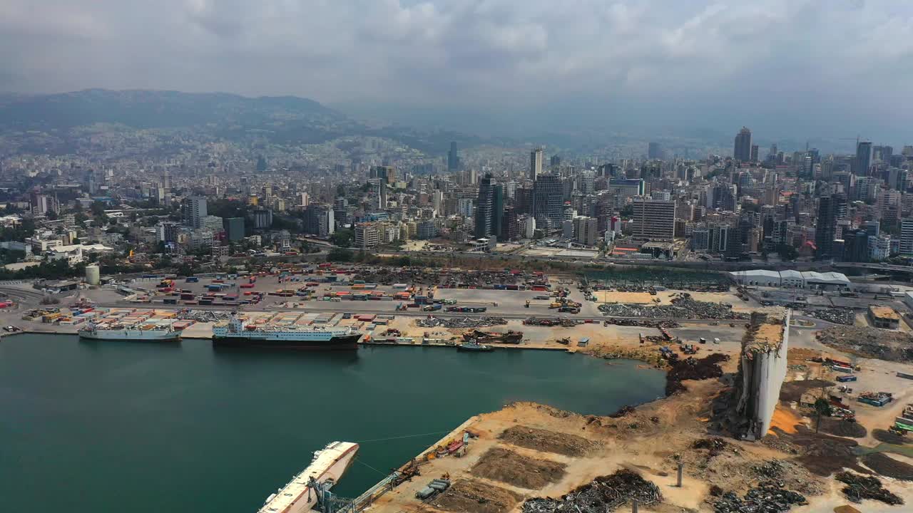 空中移动建筑在城市多云的天空，无人机在海上飞行-贝鲁特，黎巴嫩视频素材