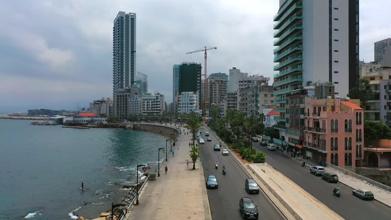 从空中向上拍摄的美丽的汽车在城市道路上移动的住宅建筑-贝鲁特，黎巴嫩视频下载