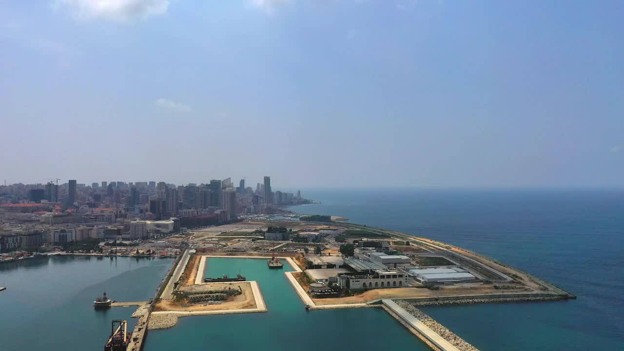 空中美丽的贝鲁特港口城市，无人机飞行在海上向前视频素材