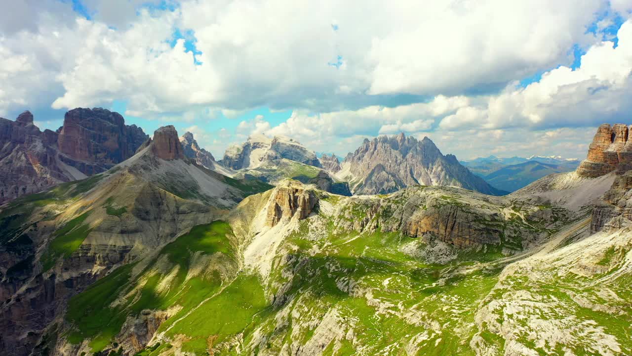 空中美丽的山脉在多云的天空，无人机飞行向前在绿色景观- Tre Cime Di Lavaredo，意大利视频下载