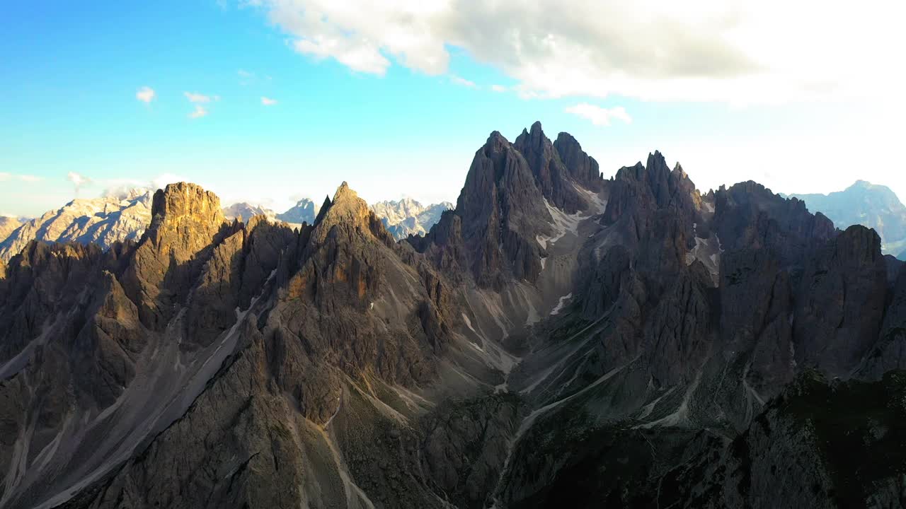 空中风景拍摄的落基山脉在多云的天空- Tre Cime Di Lavaredo，意大利视频下载