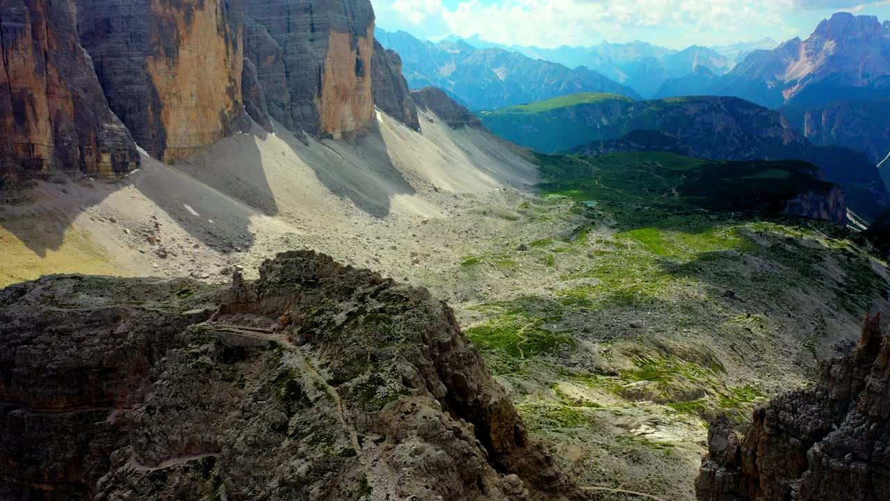 空中美丽的照片，自然的Cime Di Lavaredo岩层，无人机飞越景观视频下载