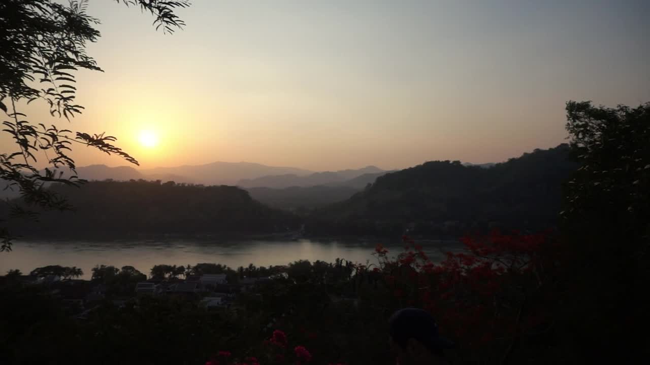 老挝琅勃拉邦——日落时河流和房屋的美丽镜头视频素材