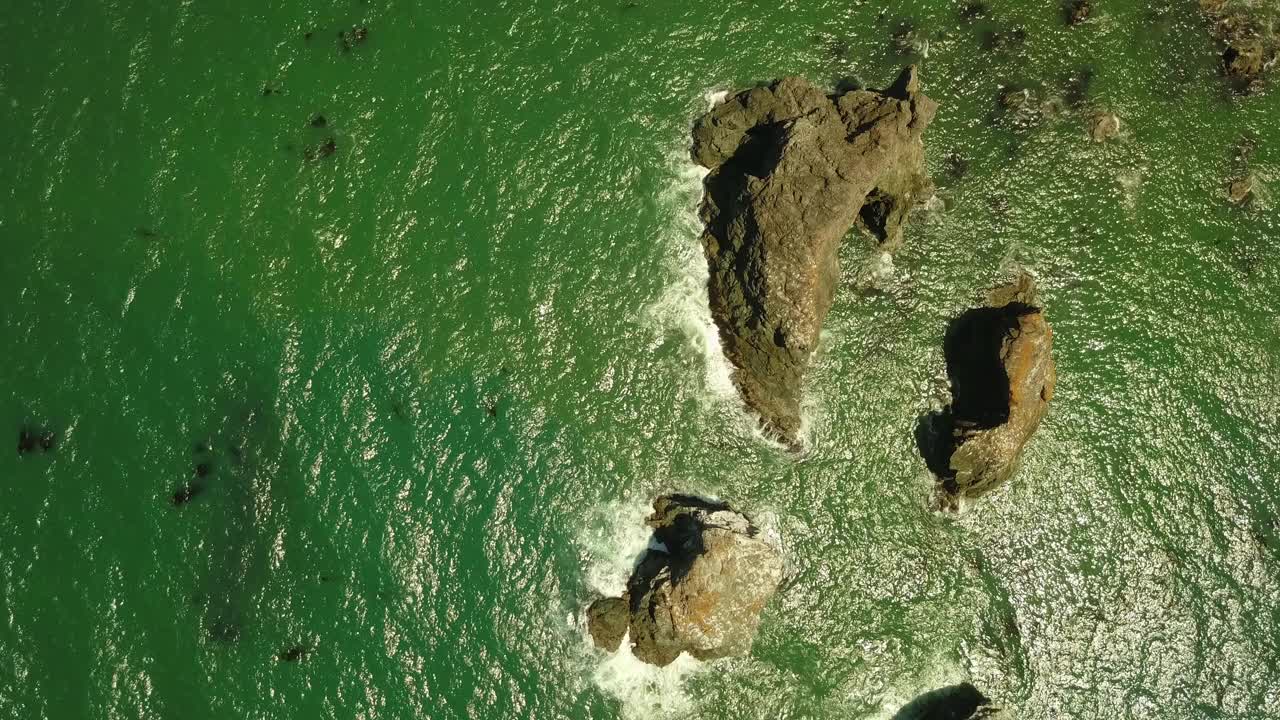 在阳光明媚的日子，无人机飞越撞击的海浪——俄勒冈海岸，俄勒冈州视频下载