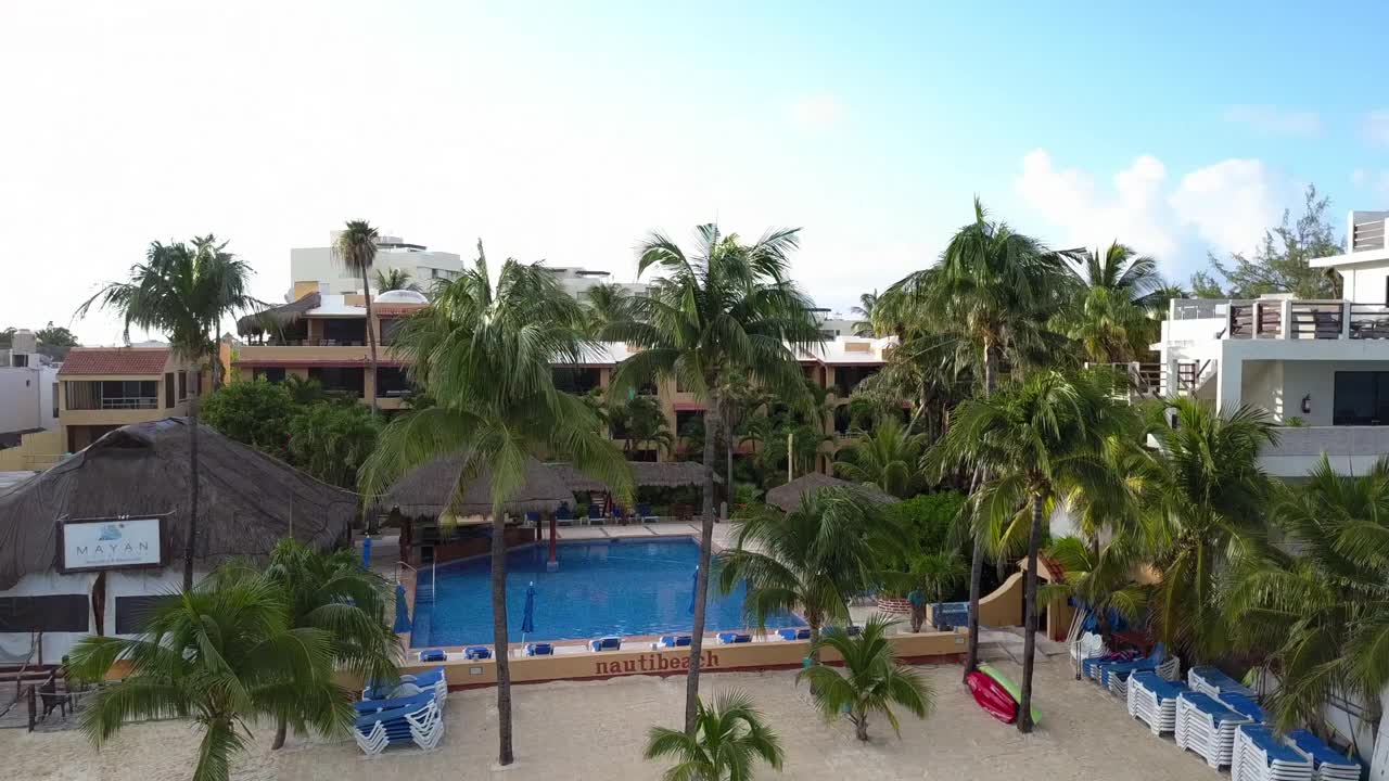 航拍:平移酒店游泳池的美丽镜头，无人机飞越风景- Isla Mujeres，墨西哥视频下载