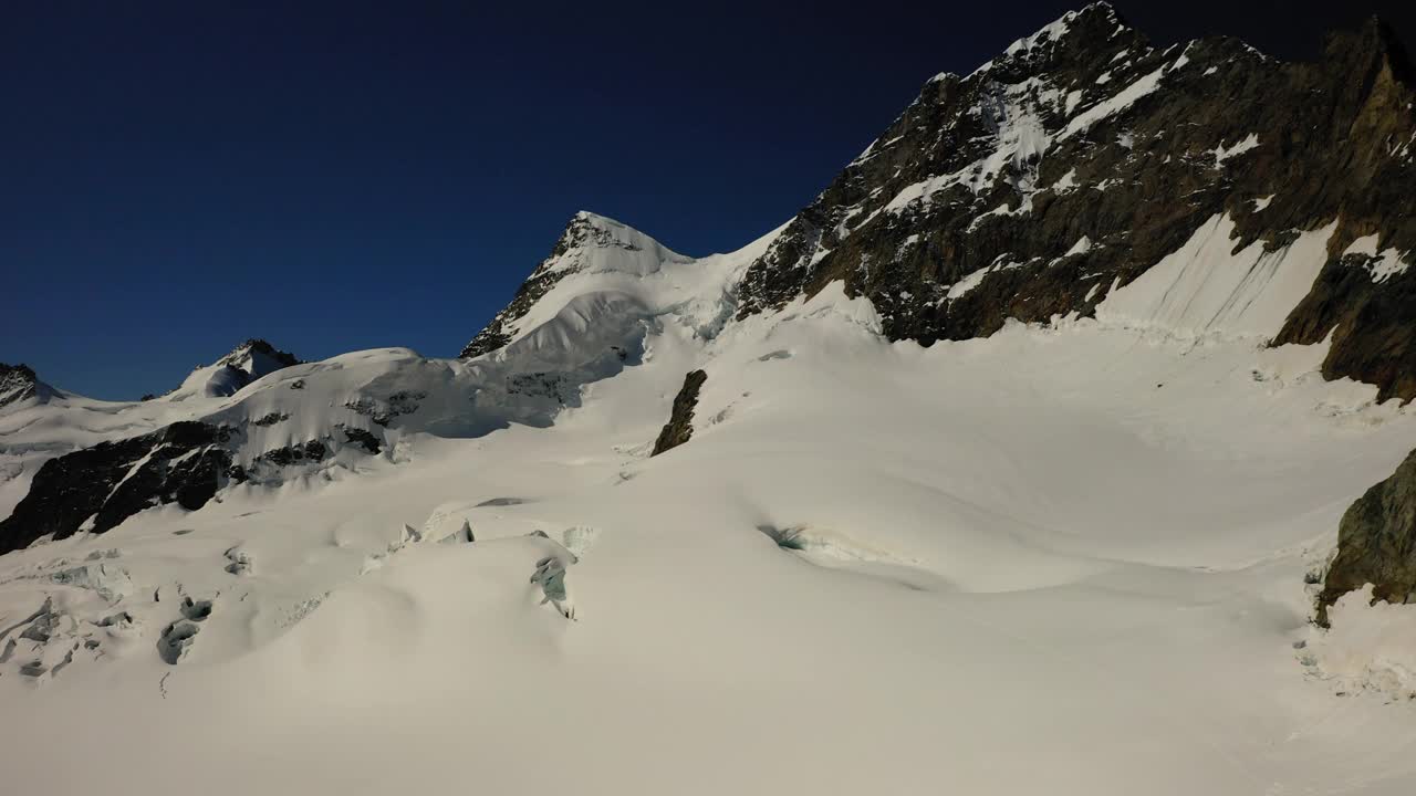 空中前进风景拍摄的雪山在晴朗的一天晴朗的天空- Lauterbrunnen，瑞士视频下载