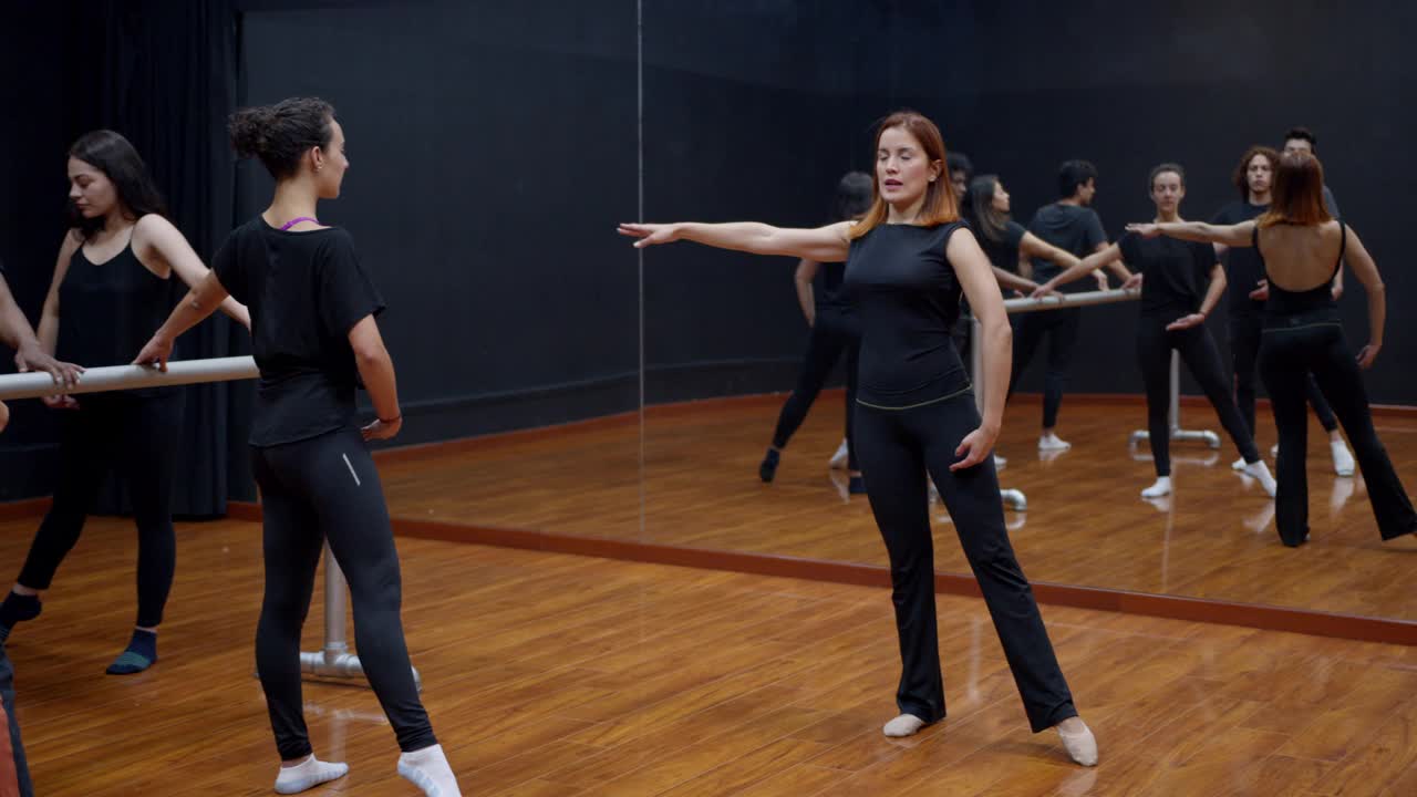 一位专注于拉丁美洲的老师在芭蕾舞课上向她的学生解释舞蹈视频下载