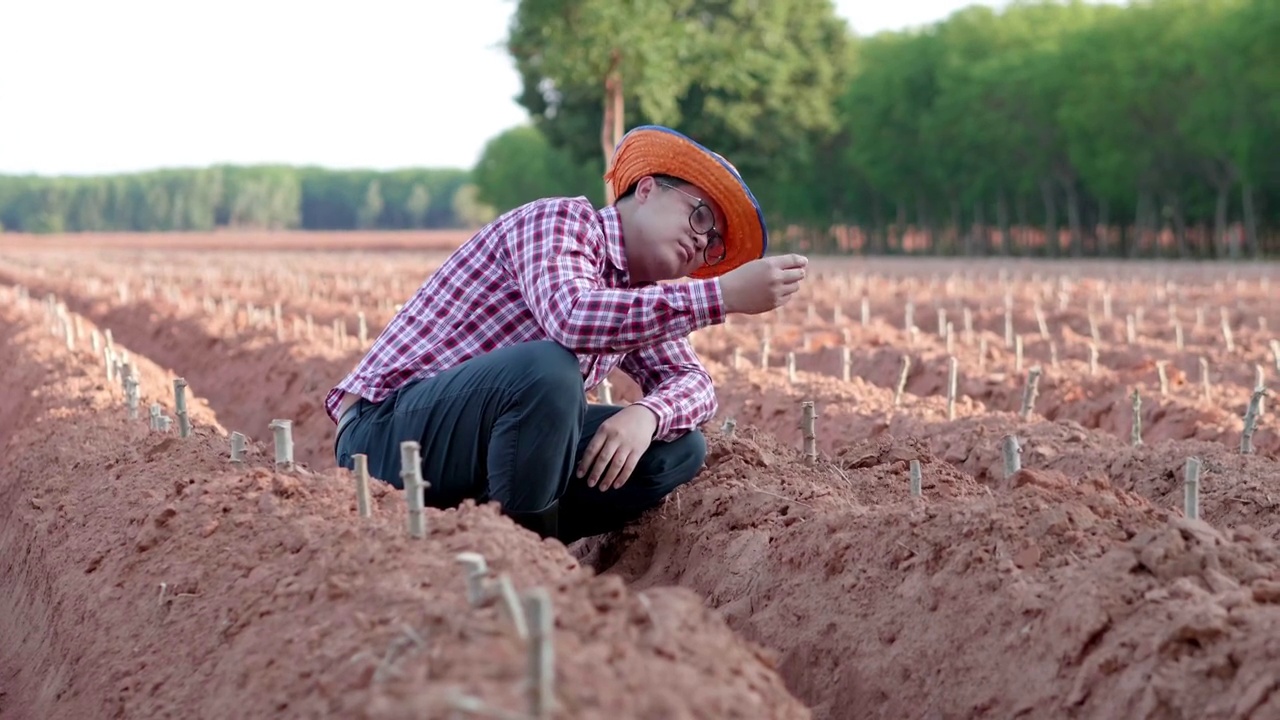 成人严重的农人手干耕地问题视频下载