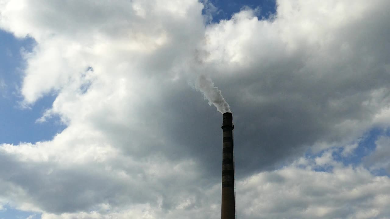 烟从烟囱中缓慢移动，污染环境视频素材