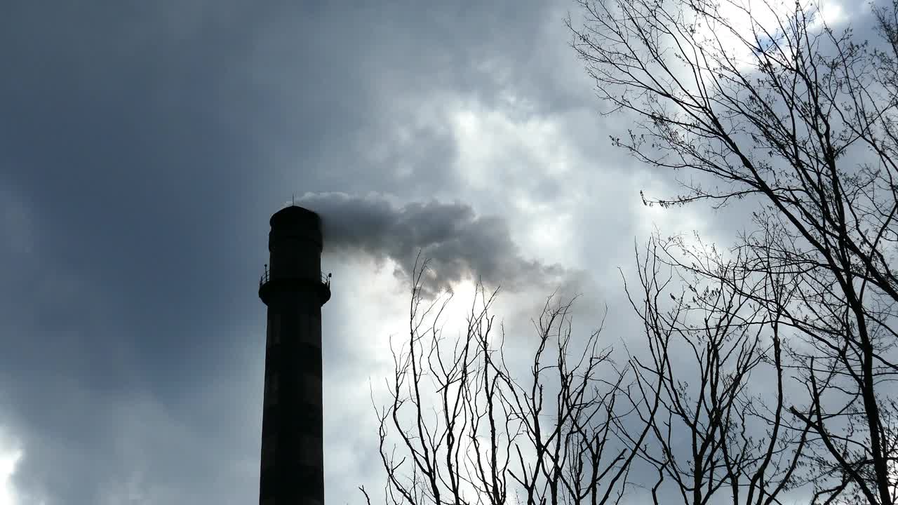 烟从烟囱里冒出来，污染环境，逆向运动视频素材