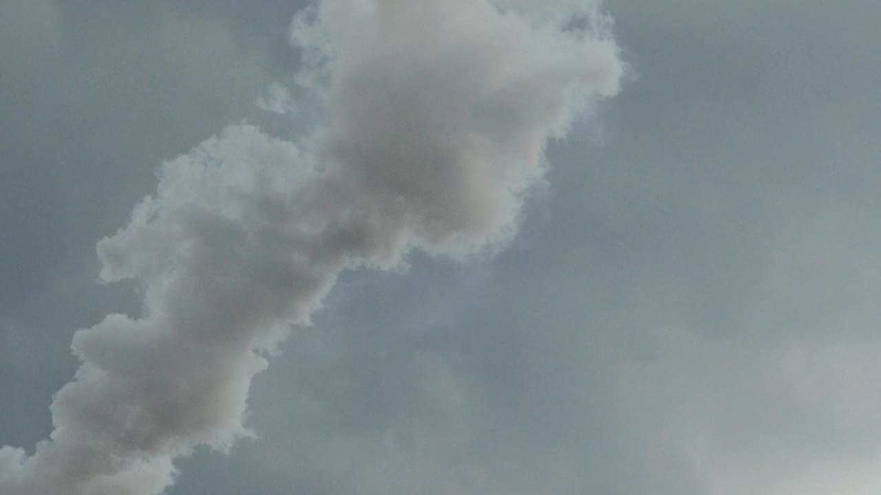 烟从烟囱中缓慢移动，污染环境视频素材
