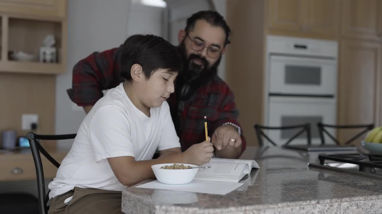 美国原住民爸爸帮儿子做功课视频素材