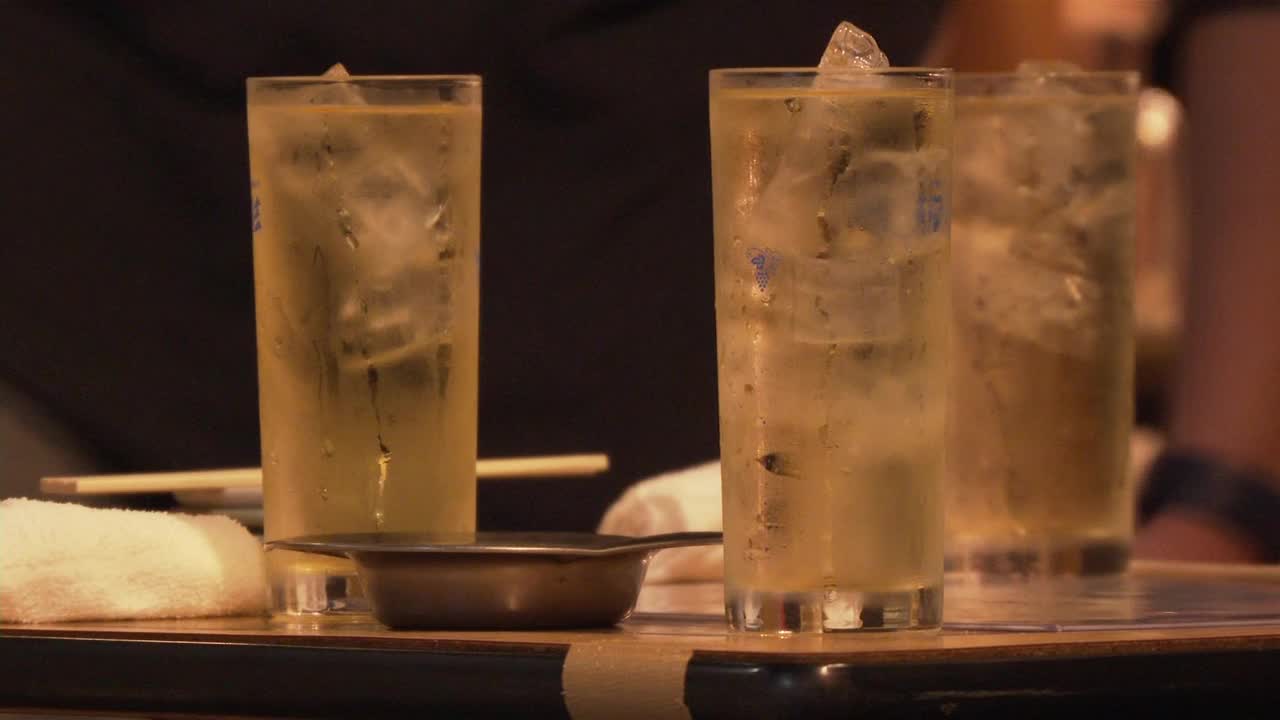 日本东京的Shochu Highball玻璃杯视频下载