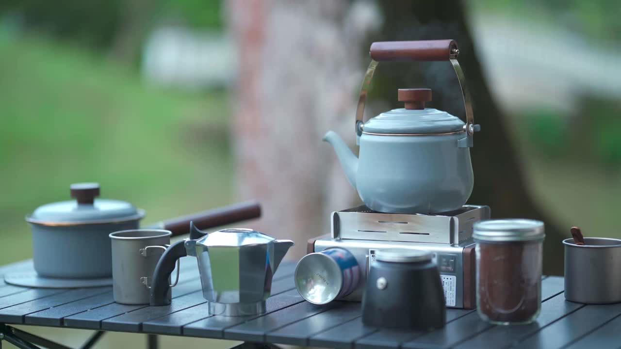 在野营煤气炉上煮咖啡用的水壶视频素材