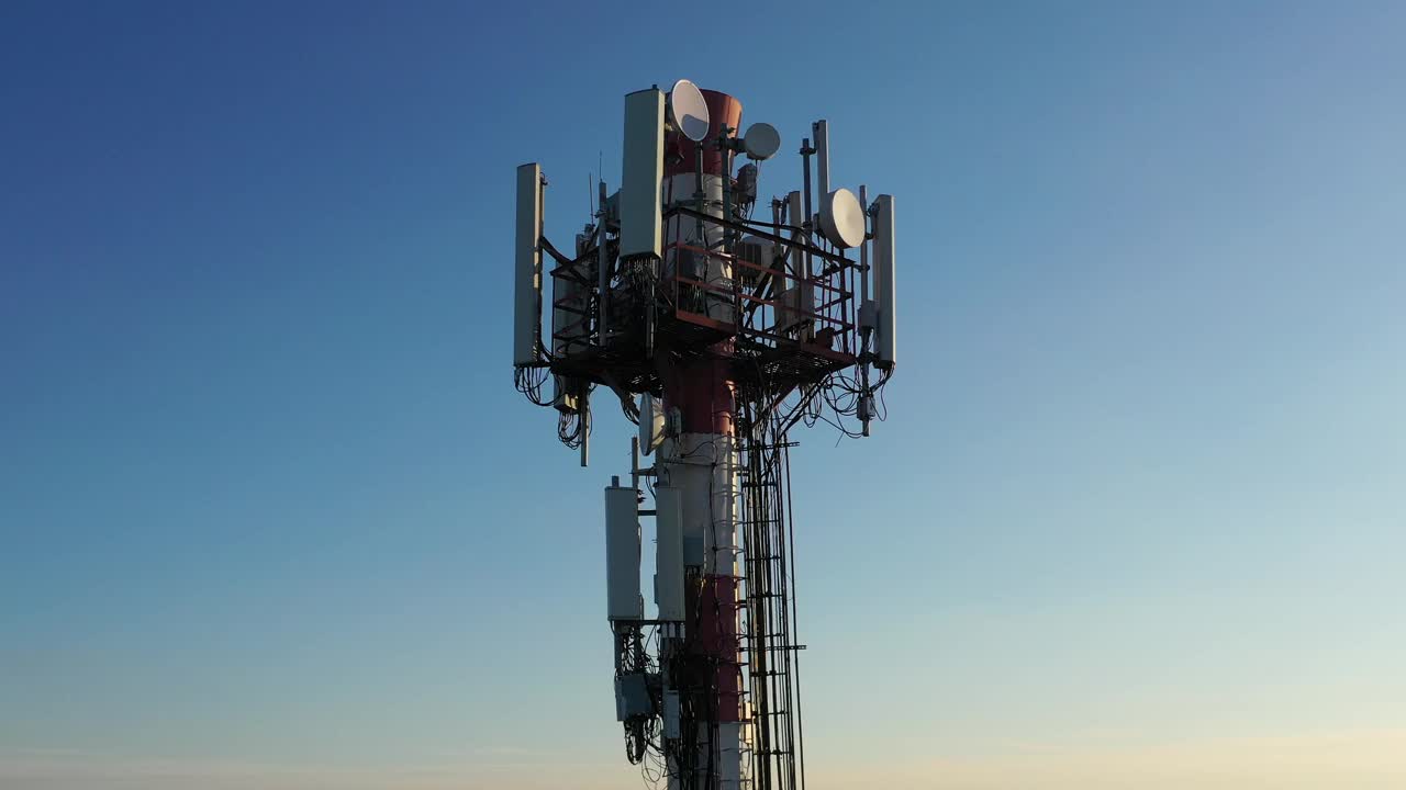 4G和5G蜂窝通信塔。基站或基站收发站。无线通信天线发射机。天线与蓝天相映衬的电信塔。视频下载