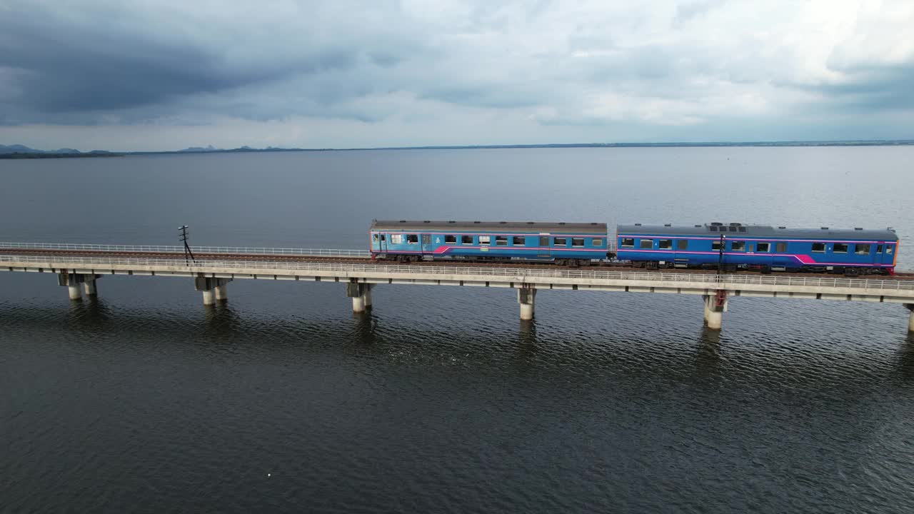 泰国中部，帕萨水坝华富里大坝上的火车和铁路桥的无人机视图。视频下载