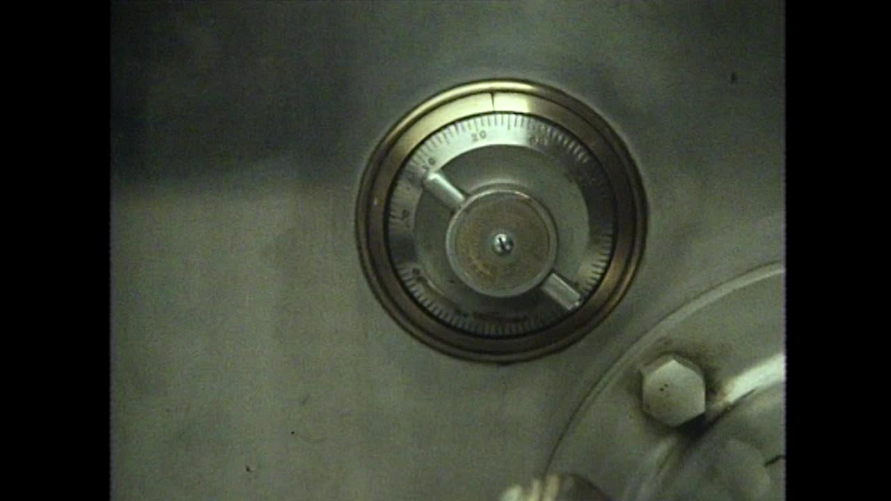 用手打开大型金属银行安全门;1981视频下载